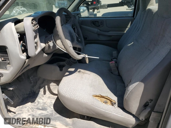2002 GMC Sonoma SL z VIN 1GTCS145928258587, wystawiony jako Copart lot #56032085 z przebiegiem Nie podano mil oraz Tytuł czysty. Historia ofert i sprzedaży dostępna na DreamBid. Obrazek 7.
