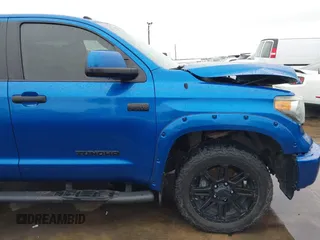2018 Toyota Tundra SR5 z VIN 5TFDW5F16JX752629, wystawiony jako IAAI lot #41546196 z przebiegiem 105 247 mil mil oraz . Historia ofert i sprzedaży dostępna na DreamBid. Obrazek 19.