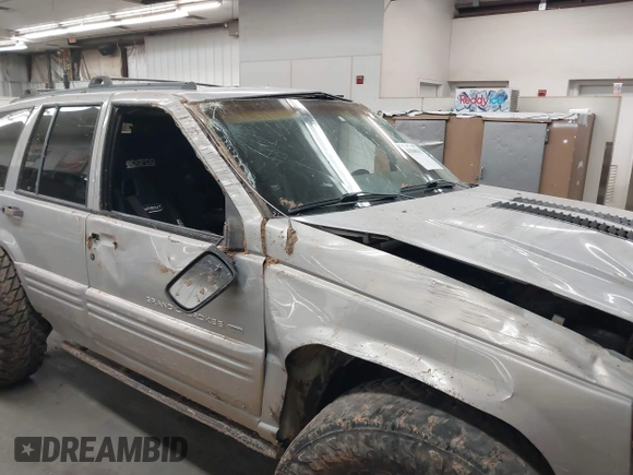 1998 Jeep Grand Cherokee Laredo with VIN 1J4GZ48Y9WC206957, listed as a IAAI auction lot 41848433 with 122,104 mi miles. Bid and sale history available at carsss.com. Image 6.