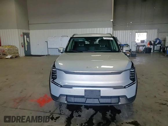 2024 Kia EV9 Wind z VIN KNDAFFS58R6018738, wystawiony jako Copart lot #47033525 z przebiegiem 18 434 mil mil oraz Szkoda całkowita • Salvage title. Historia ofert i sprzedaży dostępna na DreamBid. Obrazek 12.