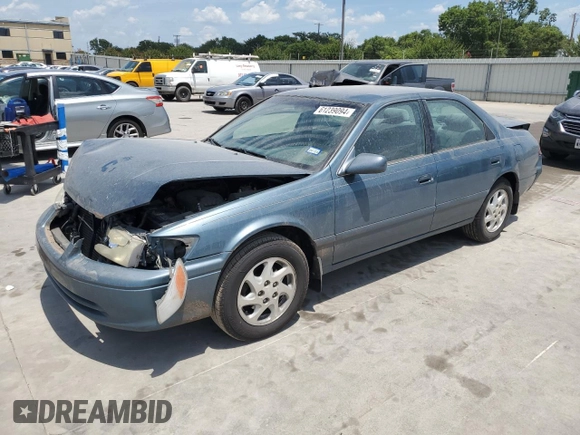 2001 Toyota Camry CE z VIN 4T1BG22K71U837591, wystawiony jako Copart lot #61239094 z przebiegiem 230 941 mil mil oraz Szkoda całkowita • Salvage title. Historia ofert i sprzedaży dostępna na DreamBid. Obrazek 1.
