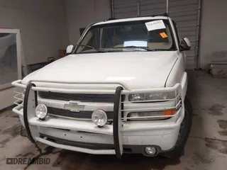 2005 Chevrolet Tahoe Z71 with VIN 1GNEC13TX5R173365, listed as a IAAI auction lot 41630555 with 188,675 mi miles. Bid and sale history available at carsss.com. Image 12.