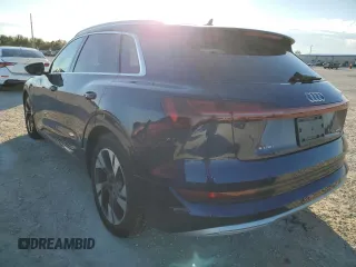 2022 Audi e-tron Premium Plus z VIN WA1LAAGE8NB030872, wystawiony jako Copart lot #72593972 z przebiegiem 4 896 mil mil oraz . Historia ofert i sprzedaży dostępna na DreamBid. Obrazek 2.