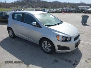 2012 Chevrolet Sonic LS z VIN 1G1JA6SH7C4100156, wystawiony jako IAAI lot #41835246 z przebiegiem 96 070 mil mil oraz . Historia ofert i sprzedaży dostępna na DreamBid. Obrazek 1.