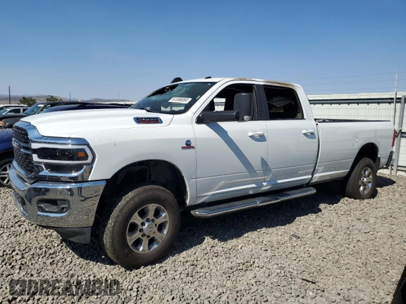 2022 Ram 2500 Big Horn z VIN 3C6UR5JL0NG271552, wystawiony jako Copart lot #61086084 z przebiegiem Nie podano mil oraz Szkoda całkowita • Salvage title. Historia ofert i sprzedaży dostępna na DreamBid. Obrazek 1.