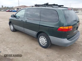 2000 Toyota Sienna LE with VIN 4T3ZF13C9YU258526, listed as a IAAI auction lot 42095633 with 133,871 mi miles. Bid and sale history available at carsss.com. Image 3.