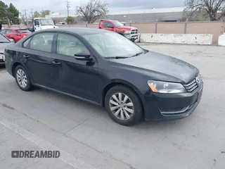 2014 Volkswagen Passat Wolfsburg Edition z VIN 1VWAT7A34EC120884, wystawiony jako IAAI lot #41915665 z przebiegiem 149 888 mil mil oraz . Historia ofert i sprzedaży dostępna na DreamBid. Obrazek 1.