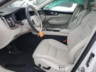 2022 Volvo XC60 Momentum z VIN YV4L12RK3N1083867, wystawiony jako Copart lot #51636235 z przebiegiem 30 390 mil mil oraz Szkody całkowita. Historia ofert i sprzedaży dostępna na DreamBid. Obrazek 7.