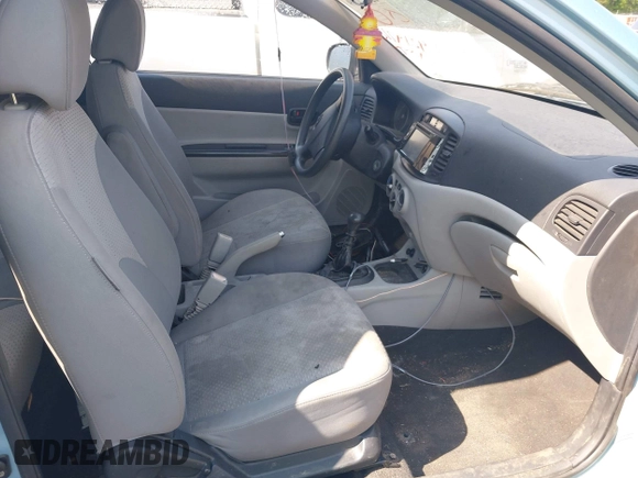 2010 Hyundai Accent GS z VIN KMHCM3AC7AU172494, wystawiony jako IAAI lot #42147729 z przebiegiem 175 187 mil mil oraz . Historia ofert i sprzedaży dostępna na DreamBid. Obrazek 5.