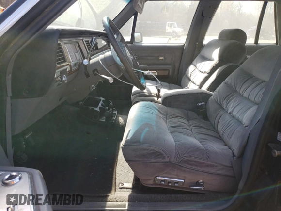 1988 Mercury Grand Marquis GS z VIN 2MEBM74F3JX707373, wystawiony jako Copart lot #53880905 z przebiegiem 5 540 mil mil oraz Czysty tytuł • Clean title. Historia ofert i sprzedaży dostępna na DreamBid. Obrazek 7.