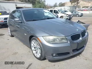 2011 BMW 3 Series 328i z VIN WBAPH5G52BNM72869, wystawiony jako IAAI lot #41687975 z przebiegiem 115 643 mil mil oraz . Historia ofert i sprzedaży dostępna na DreamBid. Obrazek 1.