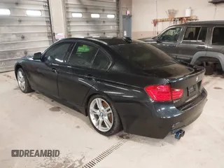 2015 BMW 3 Series 328i xDrive z VIN WBA3B3G56FNT19714, wystawiony jako IAAI lot #41831494 z przebiegiem 107 318 mil mil oraz . Historia ofert i sprzedaży dostępna na DreamBid. Obrazek 3.