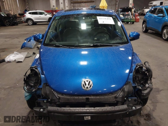2004 Volkswagen New Beetle Coupe GLS with VIN 3VWCK31C14M421761, listed as a IAAI auction lot 41771431 with 76,184 mi miles. Bid and sale history available at carsss.com. Image 6.