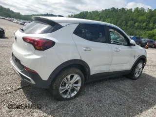 2023 Buick Encore GX Preferred z VIN KL4MMBS22PB101128, wystawiony jako Copart lot #55242915 z przebiegiem 12 120 mil mil oraz Szkoda całkowita • Salvage title. Historia ofert i sprzedaży dostępna na DreamBid. Obrazek 3.