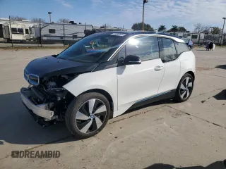 2018 BMW i3 with VIN WBY7Z2C59JVE64742, listed as a Copart auction lot 45098905 with 26,098 mi miles and Salvage Title. Bid and sale history available at carsss.com. Image 1.