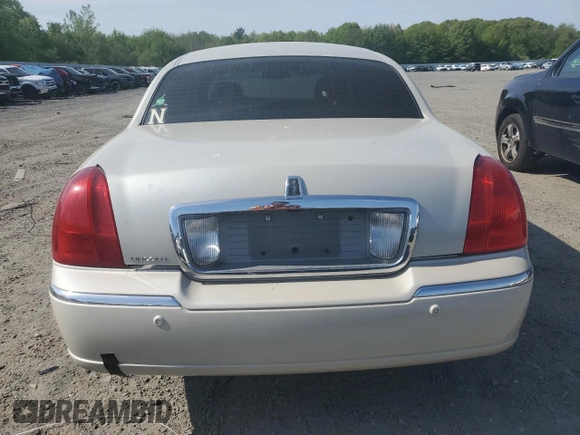 2004 Lincoln Town Car Ultimate z VIN 1LNHM83W94Y654164, wystawiony jako Copart lot #56313675 z przebiegiem 138 422 mil mil oraz Czysty tytuł • Clean title. Historia ofert i sprzedaży dostępna na DreamBid. Obrazek 6.