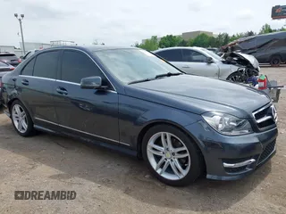 2013 Mercedes-Benz C 250 Sport z VIN WDDGF4HB5DA781713, wystawiony jako IAAI lot #42109186 z przebiegiem 142 167 mil mil oraz . Historia ofert i sprzedaży dostępna na DreamBid. Obrazek 13.
