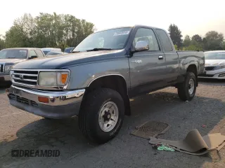 1996 Toyota T100 SR5 z VIN JT4UN24D3T0032313, wystawiony jako Copart lot #70693914 z przebiegiem 210 021 mil mil oraz Szkody całkowita. Historia ofert i sprzedaży dostępna na DreamBid. Obrazek 1.