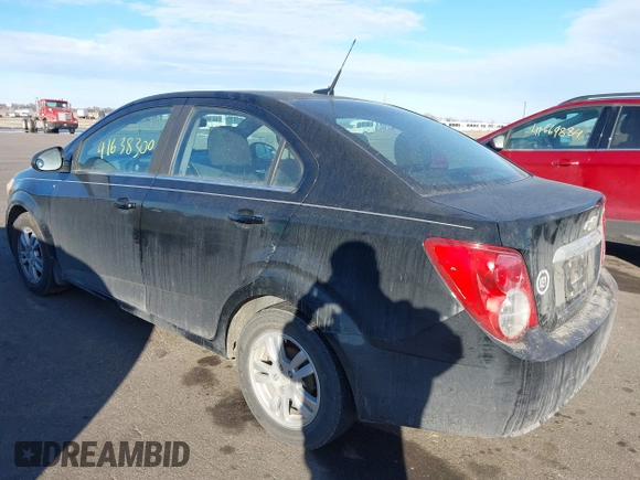 2012 Chevrolet Sonic LT z VIN 1G1JC5SH9C4185585, wystawiony jako IAAI lot #41638300 z przebiegiem 171 481 mil mil oraz . Historia ofert i sprzedaży dostępna na DreamBid. Obrazek 3.