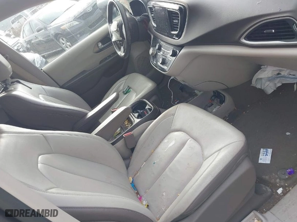 2017 Chrysler Pacifica Touring-L with VIN 2C4RC1BG1HR534303, listed as a IAAI auction lot 41526400 with 118,781 mi miles. Bid and sale history available at carsss.com. Image 5.