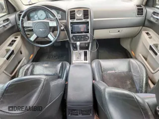 2006 Chrysler 300 C SRT-8 z VIN 2C3LA73W36H377854, wystawiony jako Copart lot #61070615 z przebiegiem 260 778 mil mil oraz Czysty tytuł • Clean title. Historia ofert i sprzedaży dostępna na DreamBid. Obrazek 8.