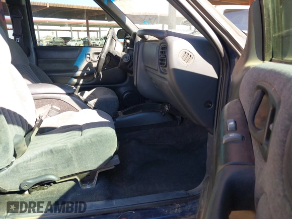 2002 Chevrolet S-10 LS with VIN 1GCCT19W428212163, listed as a IAAI auction lot 41383327 with 1 mi miles. Bid and sale history available at carsss.com. Image 5.