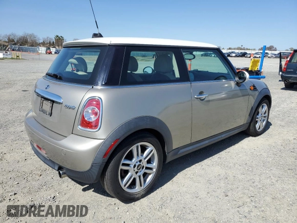 2011 MINI Hardtop z VIN WMWSU3C50BT182450, wystawiony jako Copart lot #48638415 z przebiegiem 119 471 mil mil oraz Czysty tytuł • Clean title. Historia ofert i sprzedaży dostępna na DreamBid. Obrazek 3.