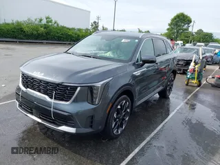 2024 Kia Sorento EX z VIN 5XYRH4JF7RG298595, wystawiony jako IAAI lot #42177922 z przebiegiem 11 963 mil mil oraz . Historia ofert i sprzedaży dostępna na DreamBid. Obrazek 2.