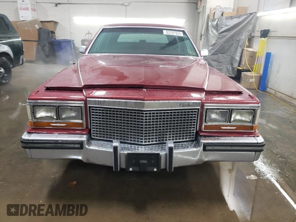 1988 Cadillac Brougham z VIN 1G6DW51Y2JR766782, wystawiony jako Copart lot #83797924 z przebiegiem 63 601 mil mil oraz Szkody całkowita. Historia ofert i sprzedaży dostępna na DreamBid. Obrazek 5.