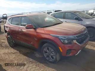 2024 Kia Seltos S z VIN KNDEU2AA3R7638440, wystawiony jako IAAI lot #41482253 z przebiegiem 22 171 mil mil oraz . Historia ofert i sprzedaży dostępna na DreamBid. Obrazek 1.