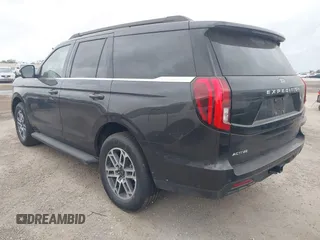 2025 Ford Expedition XLT с VIN 1FMJU1H86SEA17492, выставлен на аукционе IAAI как лот 42416154 с пробегом 2 890 миль миль и . История ставок и продаж доступна на DreamBid. Изображение 3.