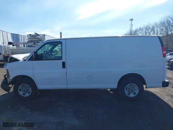 2009 GMC Savana Cargo Van with VIN 1GTGG25C591106833, listed as a IAAI auction lot 41381092 with 380,569 mi miles. Bid and sale history available at carsss.com. Image 13.