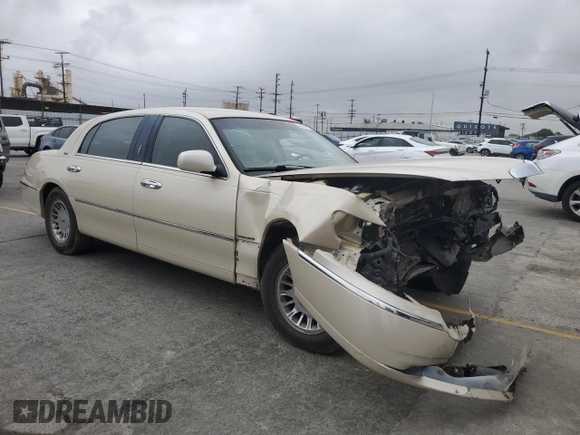 2002 Lincoln Town Car Ultimate L z VIN 1LNHM85W22Y630959, wystawiony jako Copart lot #55853945 z przebiegiem 45 622 mil mil oraz Szkoda całkowita • Salvage title. Historia ofert i sprzedaży dostępna na DreamBid. Obrazek 4.