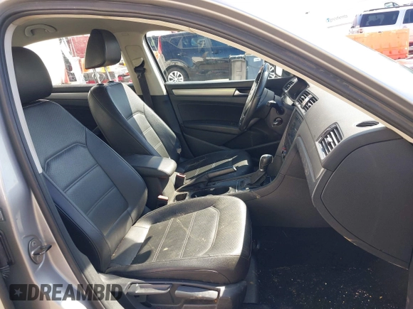 2014 Volkswagen Passat Wolfsburg Edition z VIN 1VWAT7A38EC075514, wystawiony jako IAAI lot #42032834 z przebiegiem 141 015 mil mil oraz . Historia ofert i sprzedaży dostępna na DreamBid. Obrazek 5.