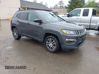 2018 Jeep Compass Latitude z VIN 3C4NJDBB5JT112368, wystawiony jako IAAI lot #42159891 z przebiegiem 81 763 mil mil oraz . Historia ofert i sprzedaży dostępna na DreamBid. Obrazek 1.