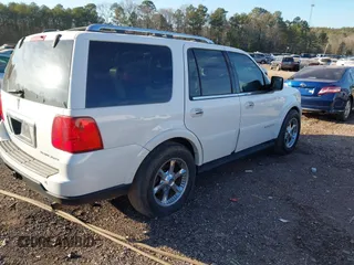 2005 Lincoln Navigator Luxury with VIN 5LMFU28575LJ14098, listed as a IAAI auction lot 41385570 with 244,580 mi miles. Bid and sale history available at carsss.com. Image 4.