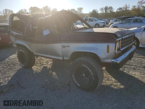 1988 Ford Bronco z VIN 1FMCU14T3JUD16266, wystawiony jako Copart lot #77365034 z przebiegiem 81 445 mil mil oraz Szkoda całkowita • Salvage title. Historia ofert i sprzedaży dostępna na DreamBid. Obrazek 4.