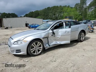 2012 Jaguar XJ XJL z VIN SAJWA2GB0CLV24442, wystawiony jako Copart lot #56780135 z przebiegiem 66 937 mil mil oraz Szkoda całkowita • Salvage title. Historia ofert i sprzedaży dostępna na DreamBid. Obrazek 1.