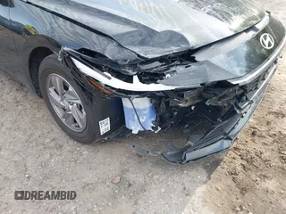 2024 Hyundai Elantra SE z VIN KMHLL4DG7RU798436, wystawiony jako IAAI lot #41973923 z przebiegiem 9 915 mil mil oraz . Historia ofert i sprzedaży dostępna na DreamBid. Obrazek 6.