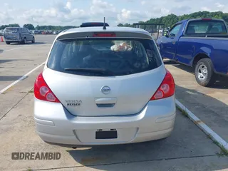 2009 Nissan Versa S z VIN 3N1BC13E39L485461, wystawiony jako IAAI lot #39886048 z przebiegiem Nie podano mil oraz . Historia ofert i sprzedaży dostępna na DreamBid. Obrazek 17.