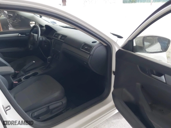 2014 Volkswagen Passat SE w/Sunroof with VIN 1VWBS7A31EC081968, listed as a IAAI auction lot 41963985 with 143,670 mi miles. Bid and sale history available at carsss.com. Image 5.