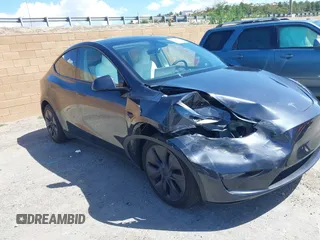2024 Tesla Model Y Long Range z VIN 7SAYGAEE8RF198286, wystawiony jako IAAI lot #41950454 z przebiegiem 7 611 mil mil oraz . Historia ofert i sprzedaży dostępna na DreamBid. Obrazek 1.