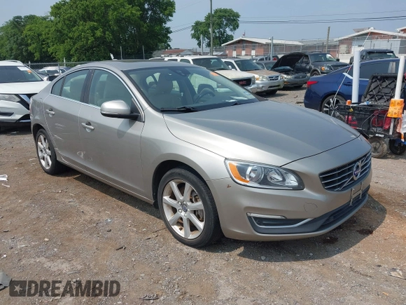 2016 Volvo S60 T5 Premier z VIN YV1612TK4G1394049, wystawiony jako IAAI lot #42491627 z przebiegiem 80 954 mil mil oraz . Historia ofert i sprzedaży dostępna na DreamBid. Obrazek 1.