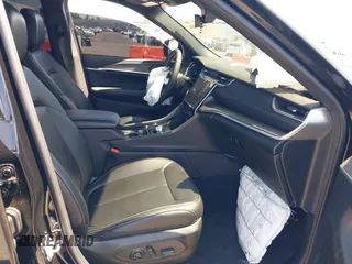 2025 Jeep Grand Cherokee Limited с VIN 1C4RJKBG1S8646906, выставлен на аукционе IAAI как лот 42466166 с пробегом 2 151 миль миль и . История ставок и продаж доступна на DreamBid. Изображение 5.