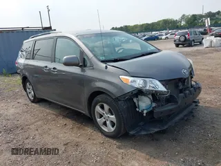 2011 Toyota Sienna LE AAS z VIN 5TDKK3DC8BS122713, wystawiony jako IAAI lot #42498581 z przebiegiem 103 811 mil mil oraz . Historia ofert i sprzedaży dostępna na DreamBid. Obrazek 1.