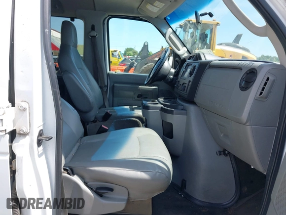 2013 Ford Econoline Passenger XL z VIN 1FBNE3BL4DDA56459, wystawiony jako IAAI lot #42223633 z przebiegiem 411 732 mil mil oraz . Historia ofert i sprzedaży dostępna na DreamBid. Obrazek 5.
