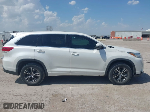 2018 Toyota Highlander LE z VIN 5TDZARFH9JS039822, wystawiony jako IAAI lot #41881905 z przebiegiem 125 094 mil mil oraz . Historia ofert i sprzedaży dostępna na DreamBid. Obrazek 13.