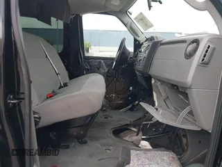 2010 Ford Econoline Passenger XL z VIN 1FBNE3BL8ADA02903, wystawiony jako IAAI lot #42103974 z przebiegiem Nie podano mil oraz . Historia ofert i sprzedaży dostępna na DreamBid. Obrazek 5.