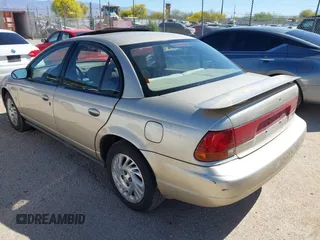1998 Saturn SL z VIN 1G8ZK5271WZ129808, wystawiony jako IAAI lot #41993909 z przebiegiem 172 551 mil mil oraz . Historia ofert i sprzedaży dostępna na DreamBid. Obrazek 3.