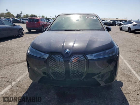 2025 BMW iX xDrive50 z VIN WB523CF02SCS06555, wystawiony jako Copart lot #55291115 z przebiegiem Nie podano mil oraz Szkoda całkowita • Salvage title. Historia ofert i sprzedaży dostępna na DreamBid. Obrazek 5.